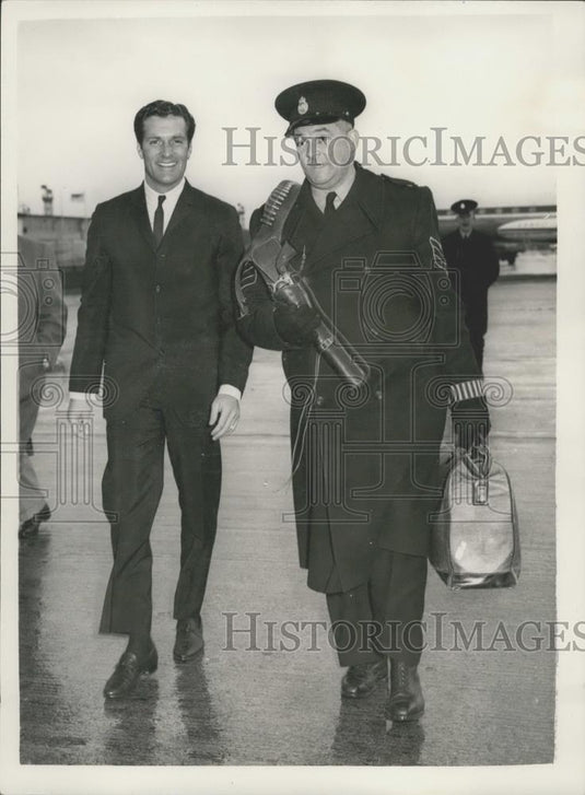 1958 Press Photo Actor Hugh O'Brien an a Police Sgt - Historic Images