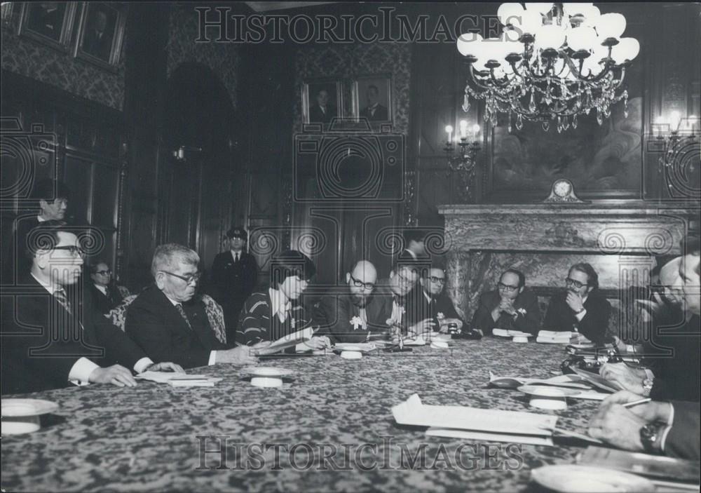 1977 Press Photo Shigeru Hori At Q And A Meeting In Japan - Historic Images