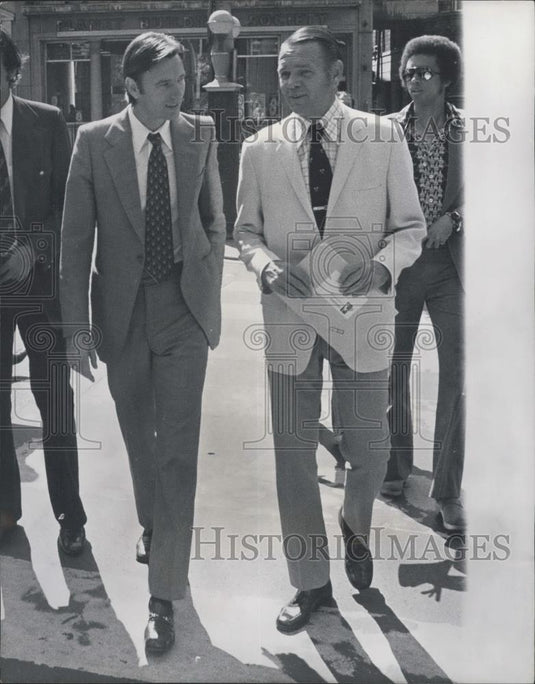 1973 Press Photo Nikki Pilic the suspended Yugoslav Tennis player &Jack Kramer - Historic Images