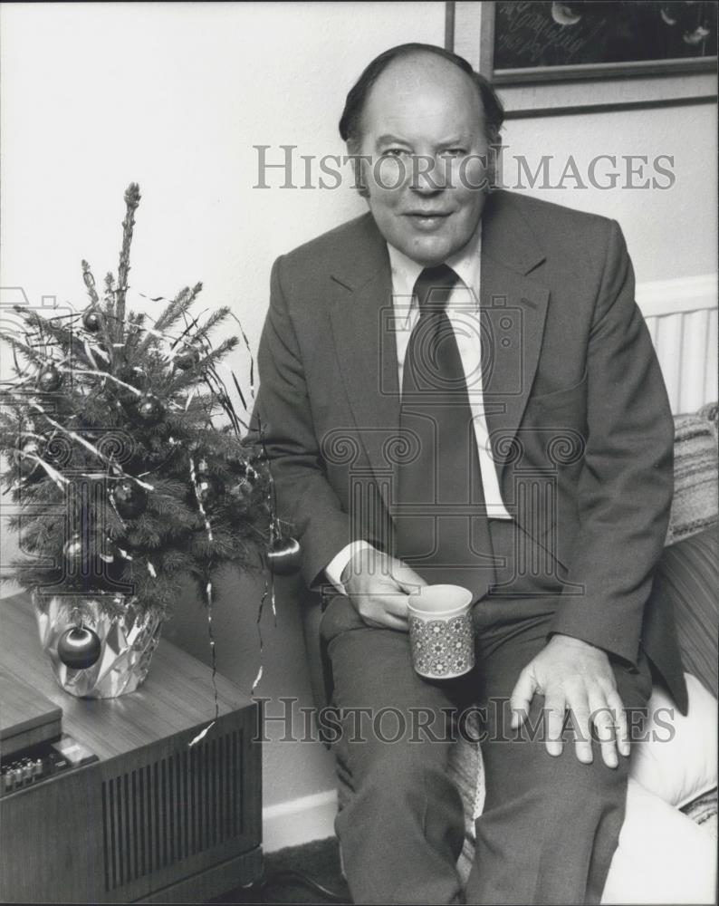 1976 Press Photo Reg Prentice, resigned as Minister of Overseas Development - Historic Images