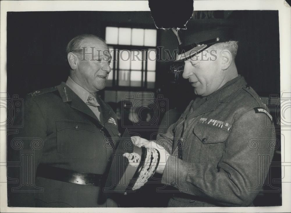 1958 Press Photo General Officer commanding household Brigade presented leeks t - Historic Images