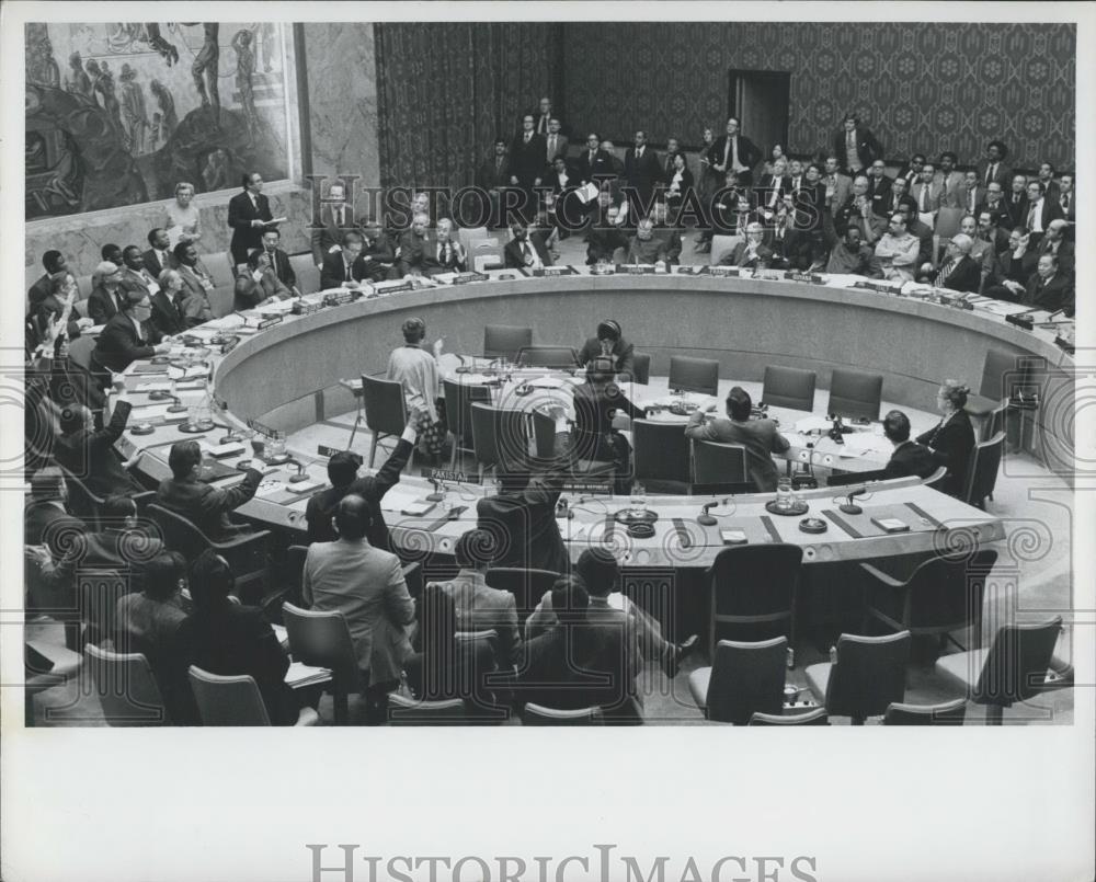 1976 Press Photo UN Security Council Called Together to Discuss Middle East - Historic Images