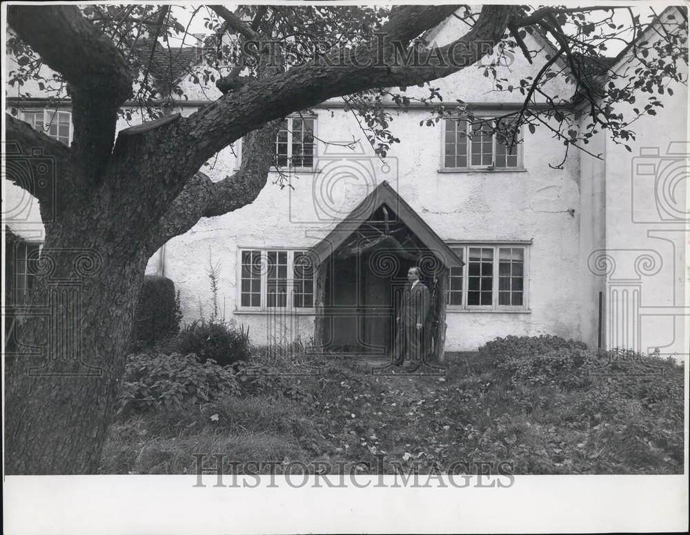 Press Photo Cottage Of Cather Kindly Standing Outside - Historic Images