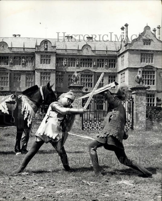 1964 Press Photo Jousting between knights armed with lances and swords - Historic Images