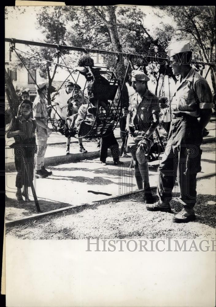 Press Photo Algeria: French Soldiers Befriend Little Natives - Historic Images