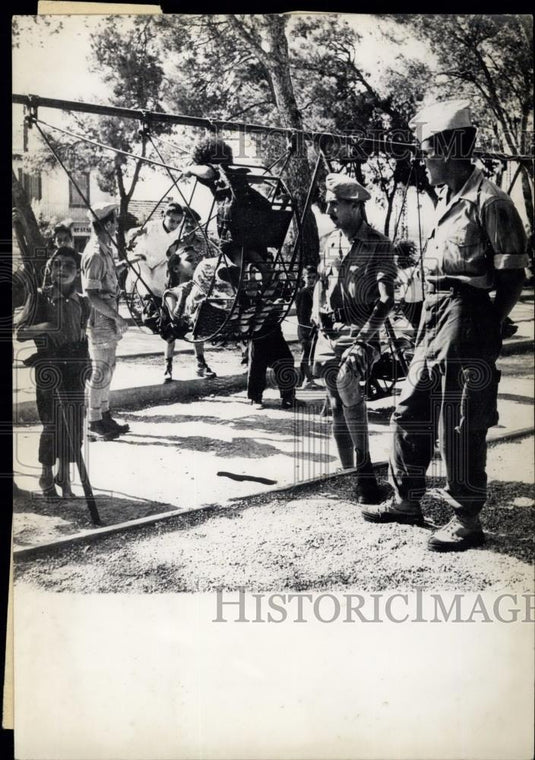 Press Photo Algeria: French Soldiers Befriend Little Natives - Historic Images
