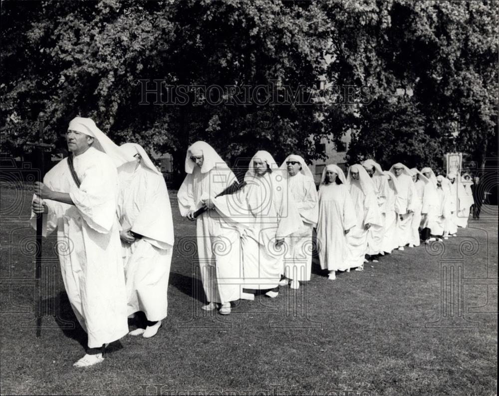 1971 Press Photo Druids in procession at Primrose Hill today annual Autumnal Equ - Historic Images