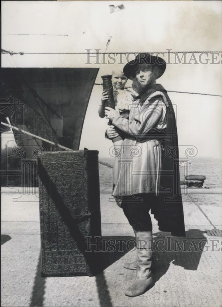 1964 Press Photo Small boy and dad dressed as Columbus - Historic Images