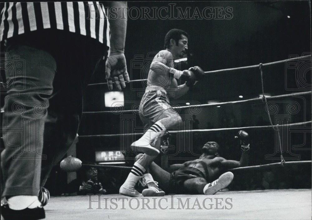 1976 Press Photo Royal Kobayashi of Japan knocked out Rigoberto Riasco of Panama - Historic Images