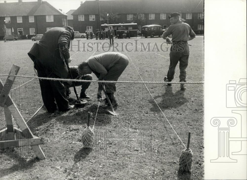 1966 Press Photo Murder scene investigation - Historic Images