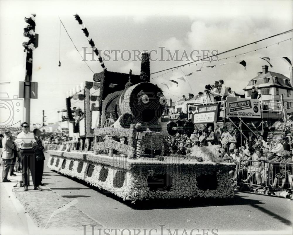 1967 Press Photo Battle of Flowers In Parade in Jersey - Historic Images