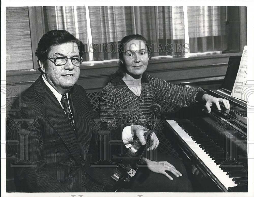 1980 Press Photo Daniel Majeske and Joelo Jones playing with their instruments - Historic Images