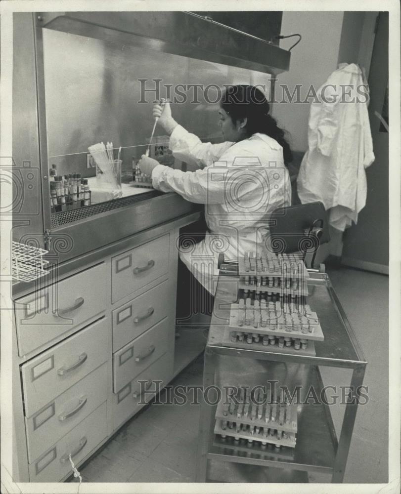 Press Photo Laboratory worker - Historic Images
