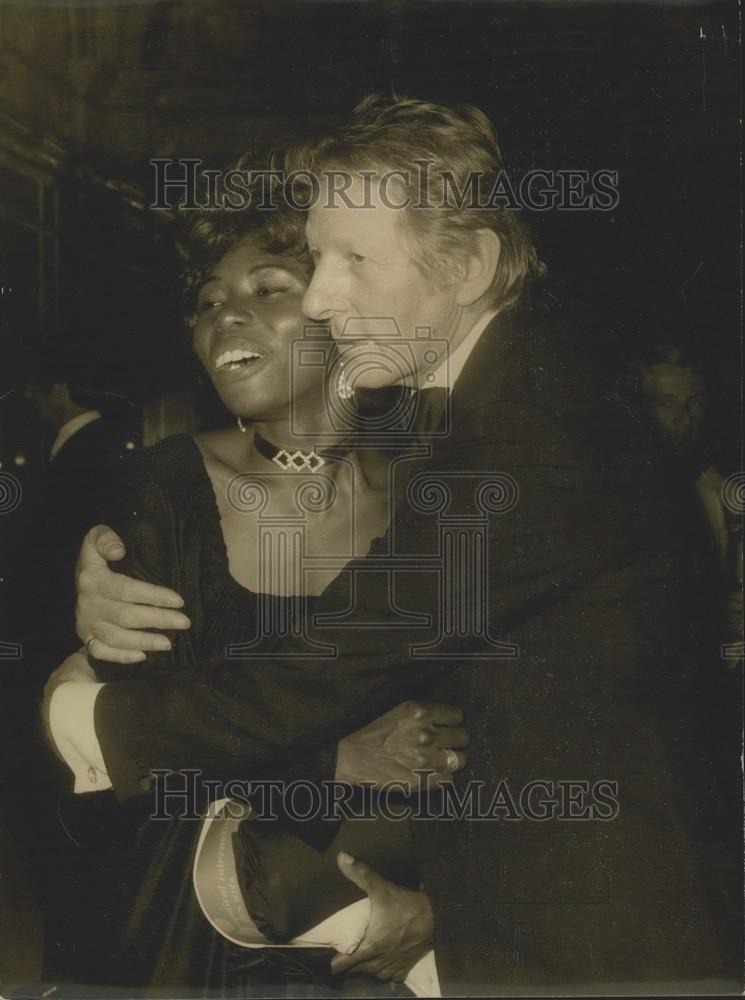 1973 Press Photo Dany Kaye Hugs Eleanore Icks - Historic Images