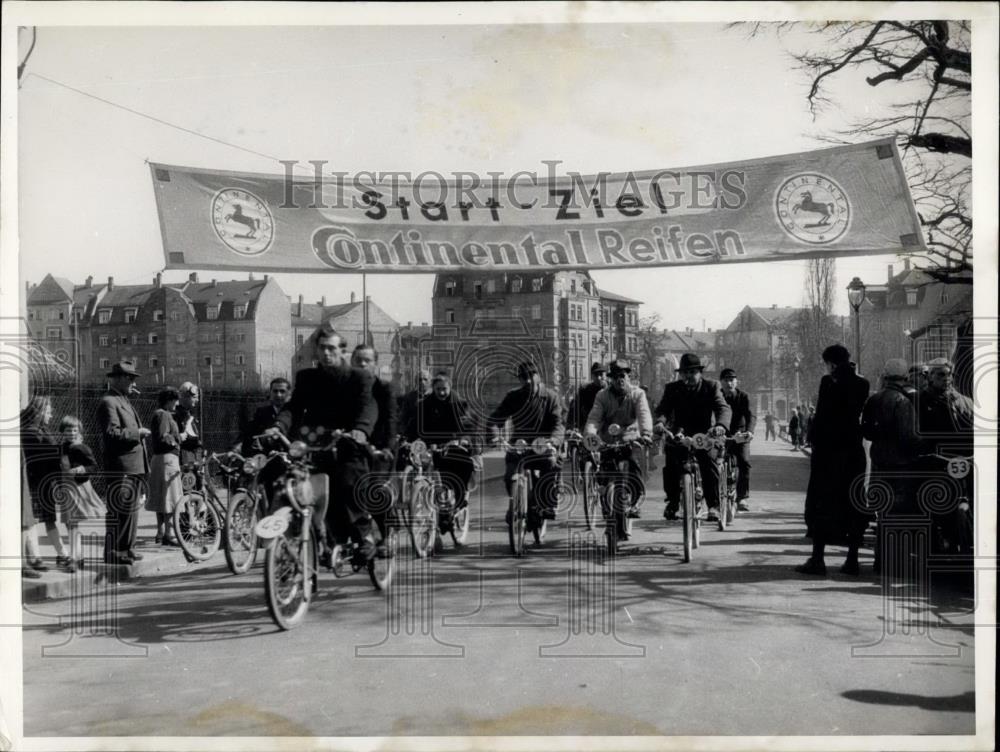 Press Photo Nuremberg Bicycles With Motors First German Race Start Line - Historic Images