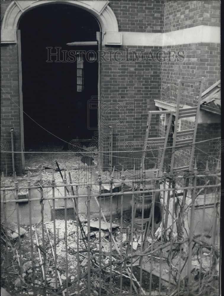 Press Photo Building in France Damaged in Attack - Historic Images