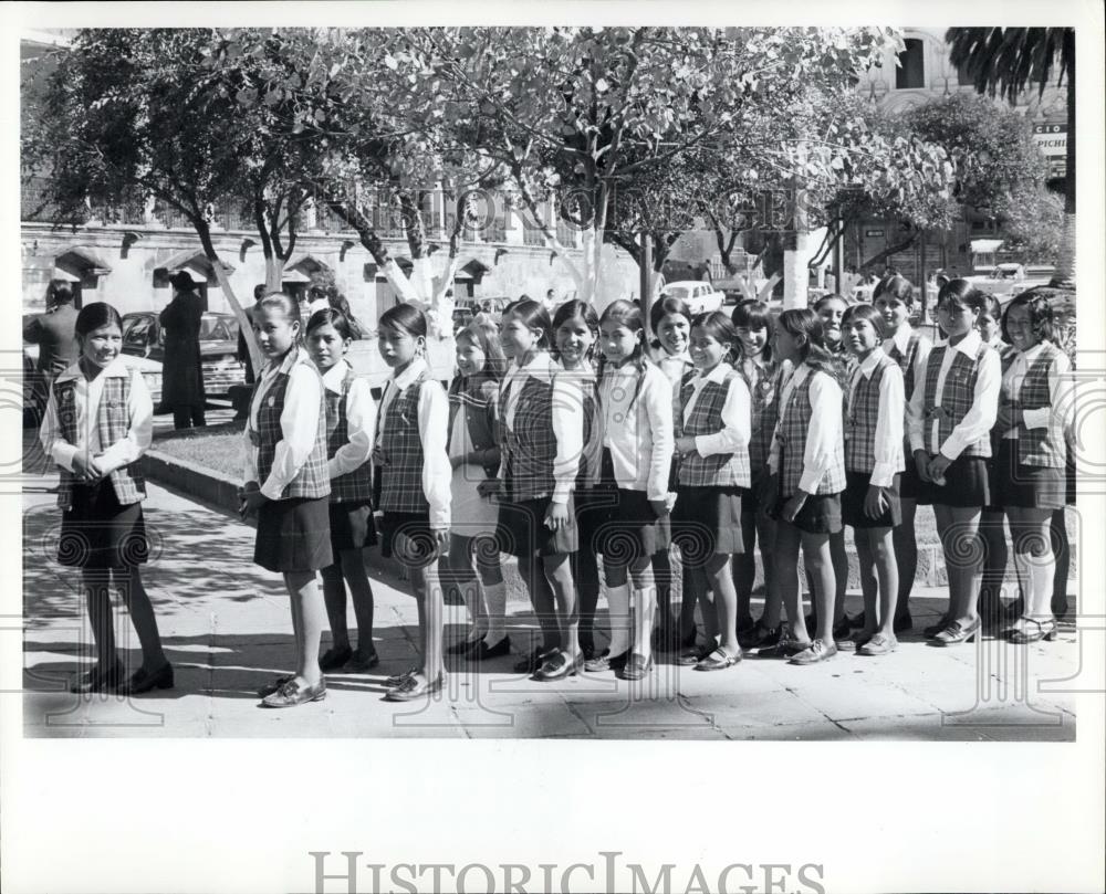 1974 Press Photo Ecuador Schoolgirls in Formation - Historic Images