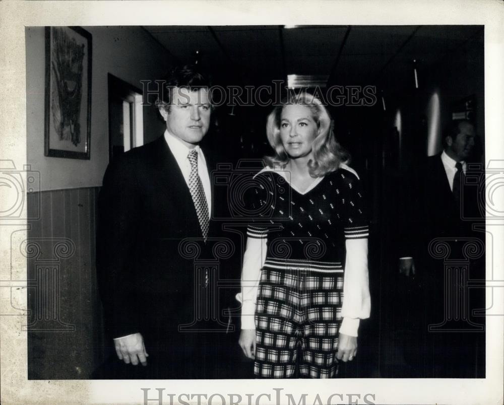 1973 Press Photo Senator Edward Kennedy With Wife Georgetown University Hospital - Historic Images