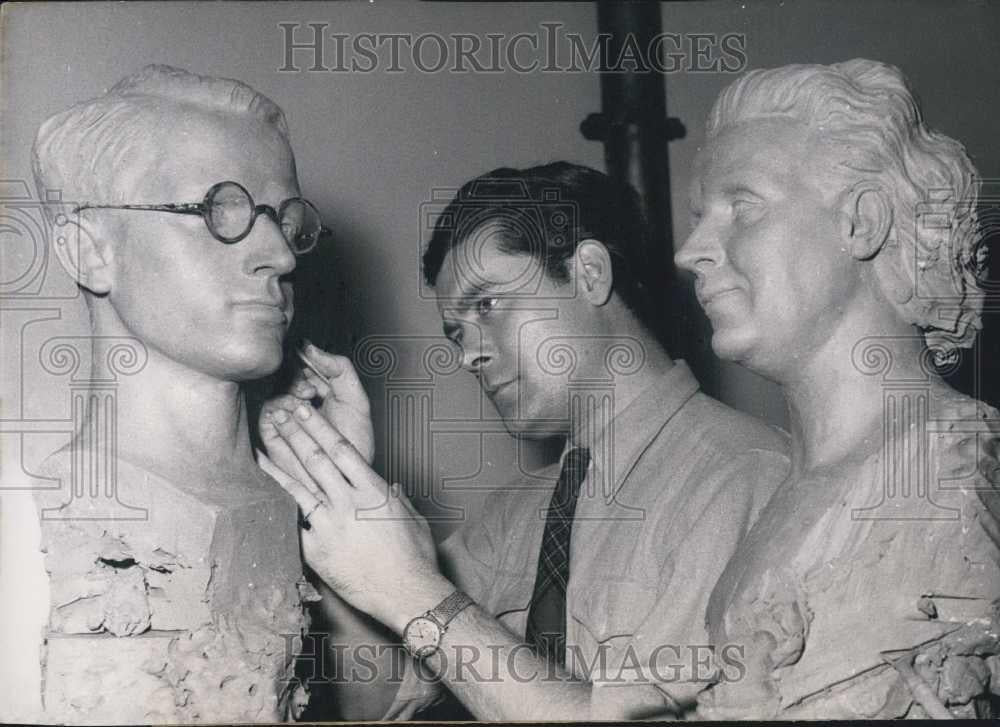 1951 Press Photo Artist Maurice Barbieri at work on busts of royalty - Historic Images