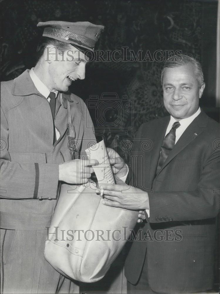 Press Photo American Postman Tours Europe on a &quot;Crusade of Friendship&quot; - Historic Images