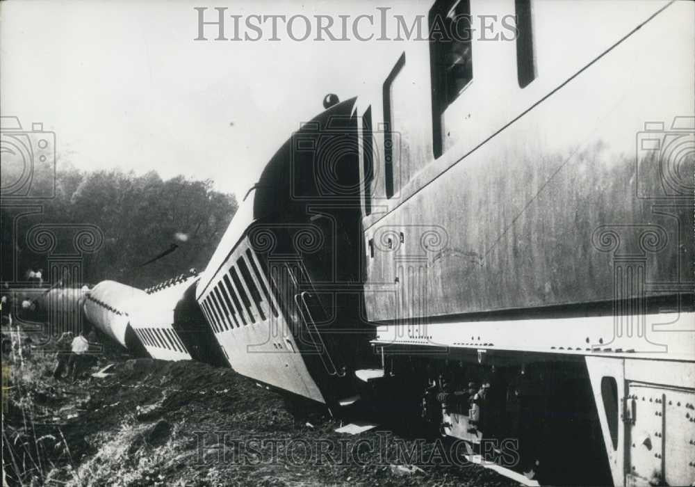 1961 Press Photo Train Wreck Strasbourg-Paris 23 Killed as Train Derailed - Historic Images