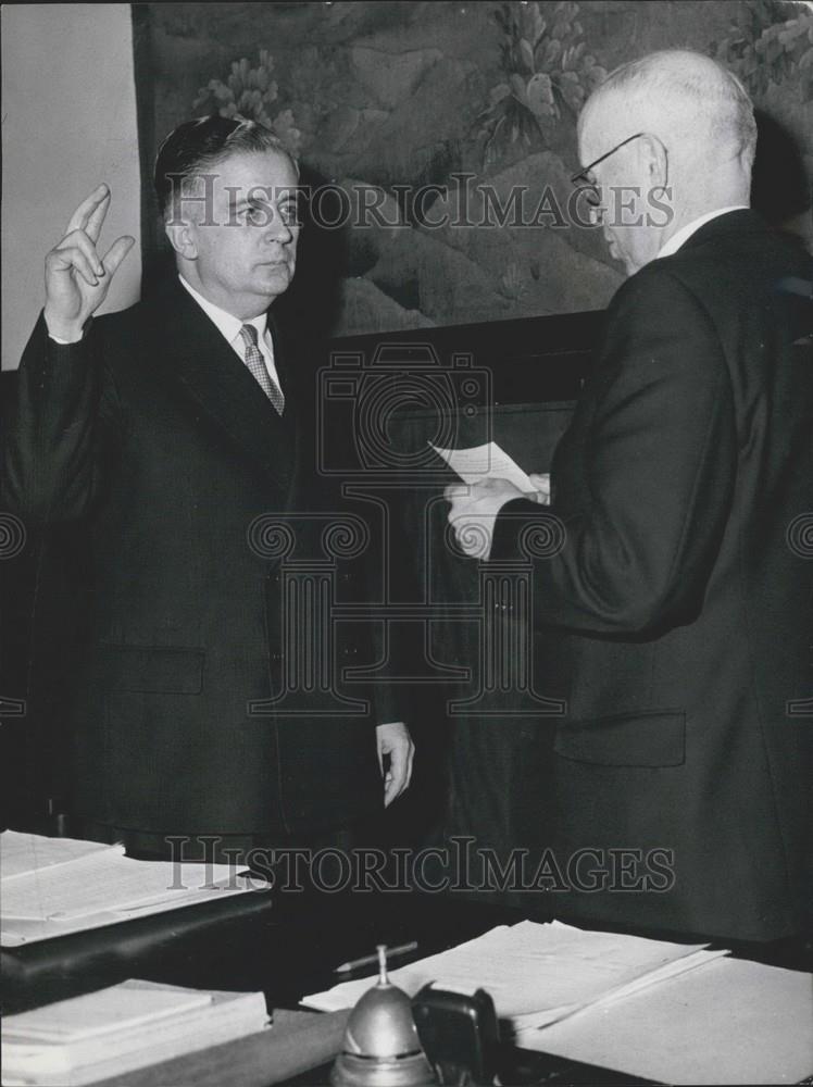 1956 Press Photo Bonn Mayor Dr. Wilhelm Daniels being sworn-in. - Historic Images