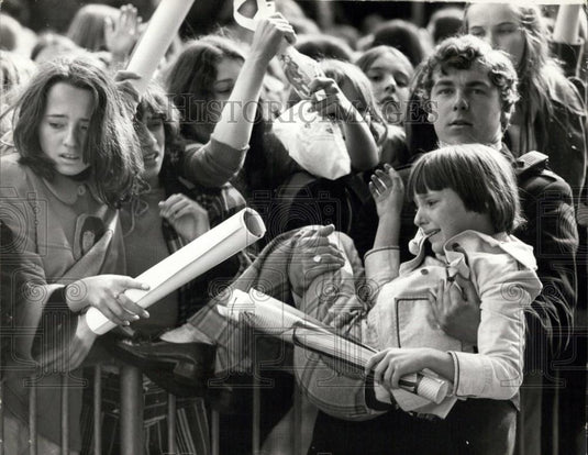 1973 Press Photo A Policeman carries young fan in crowd - Historic Images