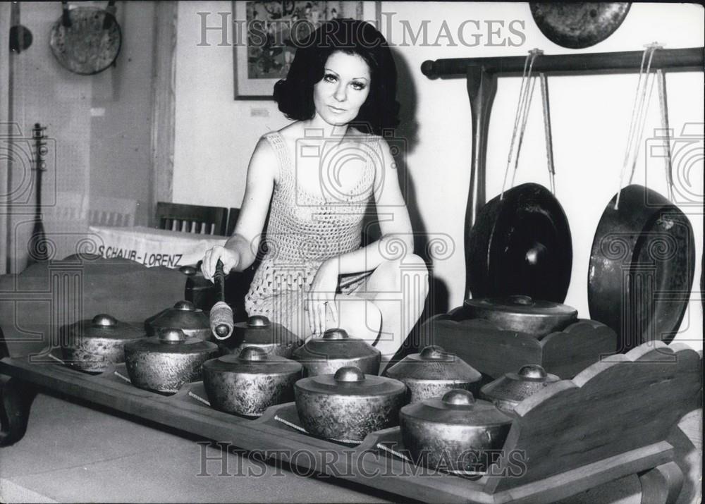 Press Photo Woman and her bowls - Historic Images