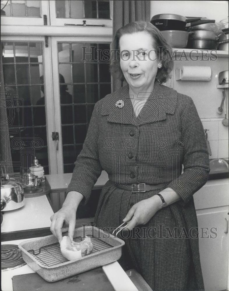 1973 Press Photo Dame Elizabeth Ackroyd,prepares meat - Historic Images