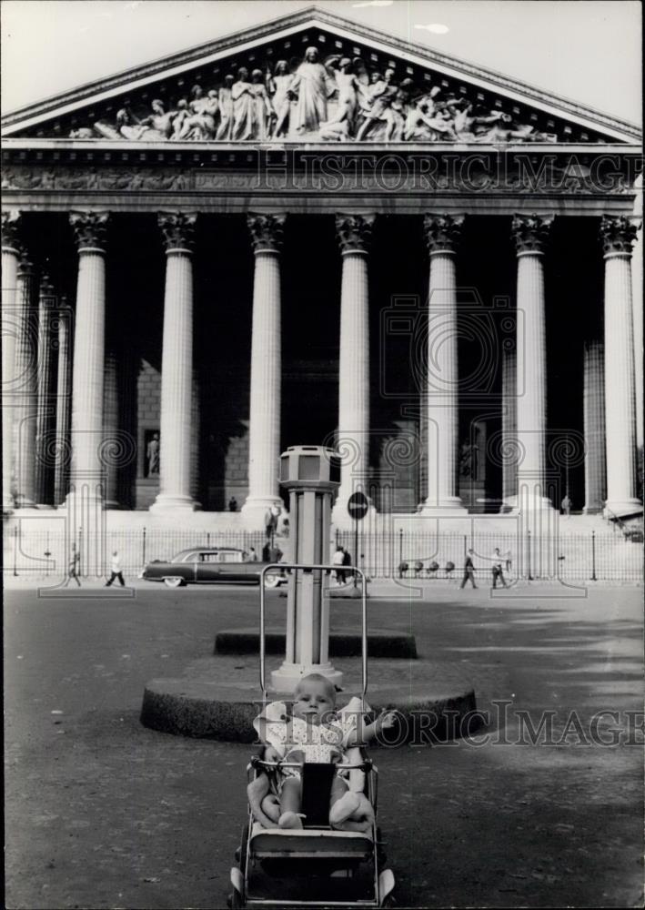 1968 Press Photo Paris is empty as the summer holiday rush reaches climax - Historic Images