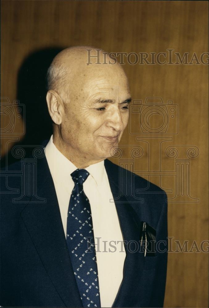 Press Photo Man Wearing Suit Speaking Candid - Historic Images