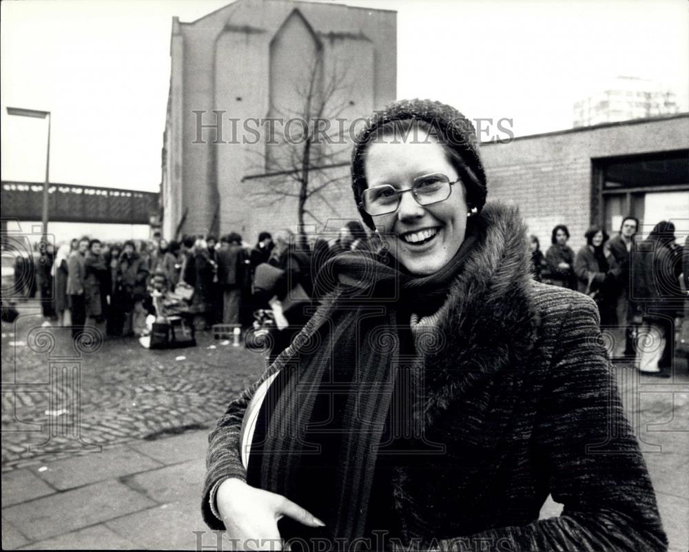 Press Photo Linda Redmond who lined up and rented a apartment - Historic Images