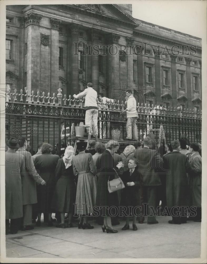 1953 Press Photo Buckingham Palace as workmen paint the fence for the Coronation - Historic Images