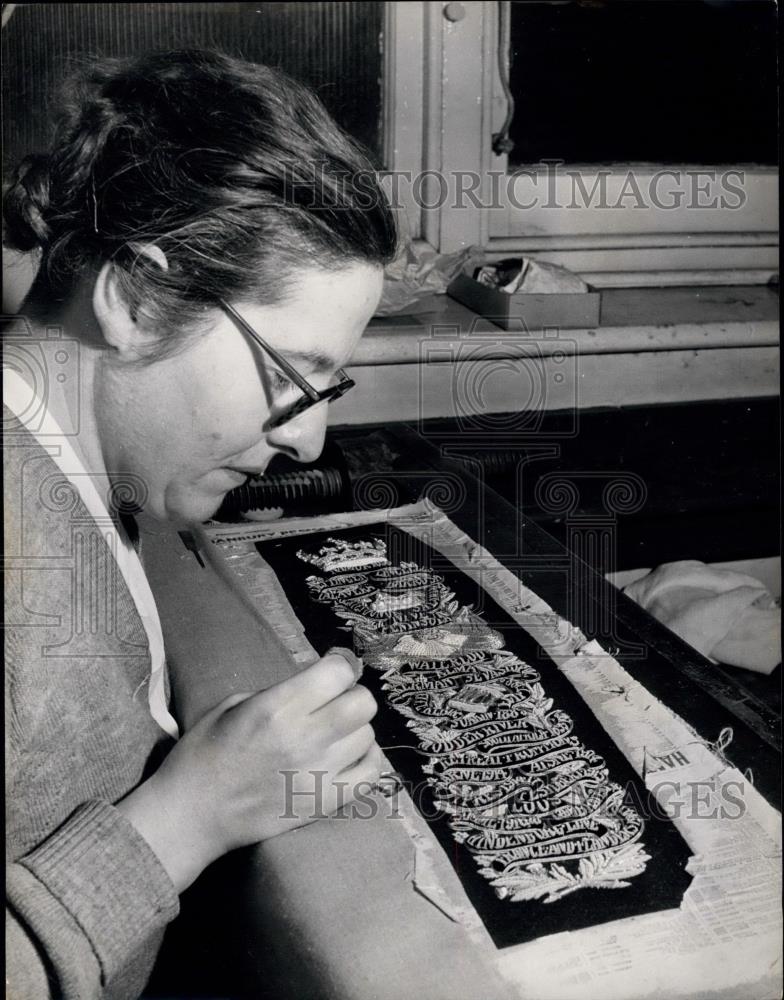 Press Photo Expert Embroiderers and seamstresses at Hobs on and Sons - Historic Images