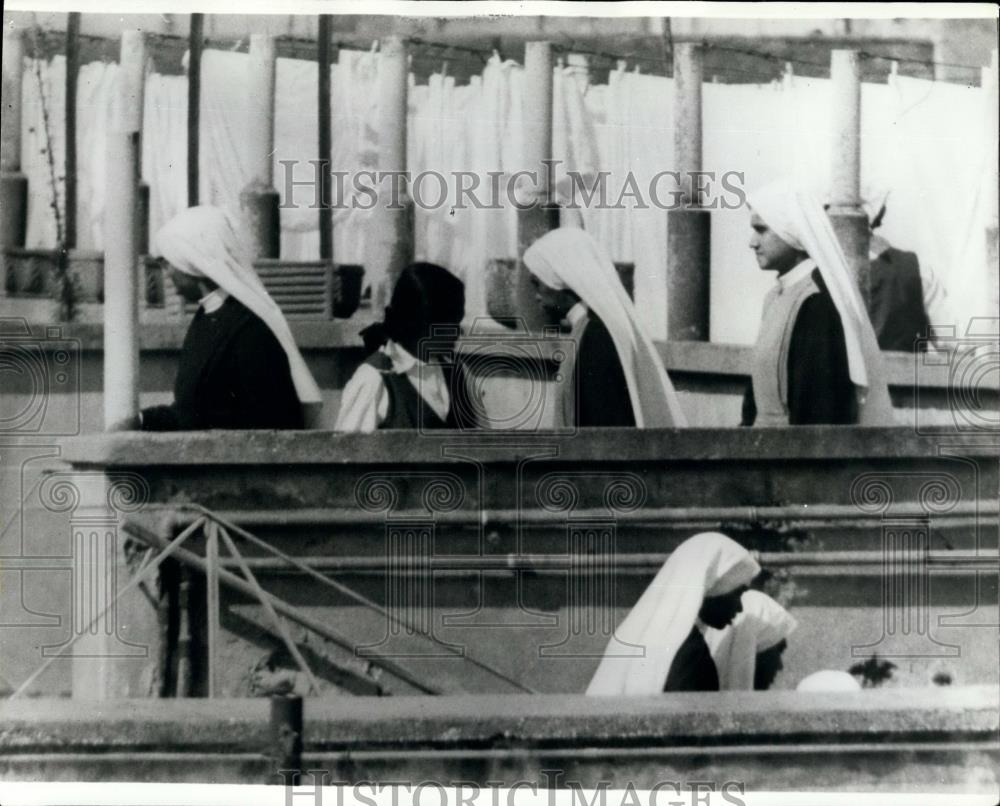 1970 Press Photo Catholic Institution Near Vatican Indian Nuns Walking - Historic Images