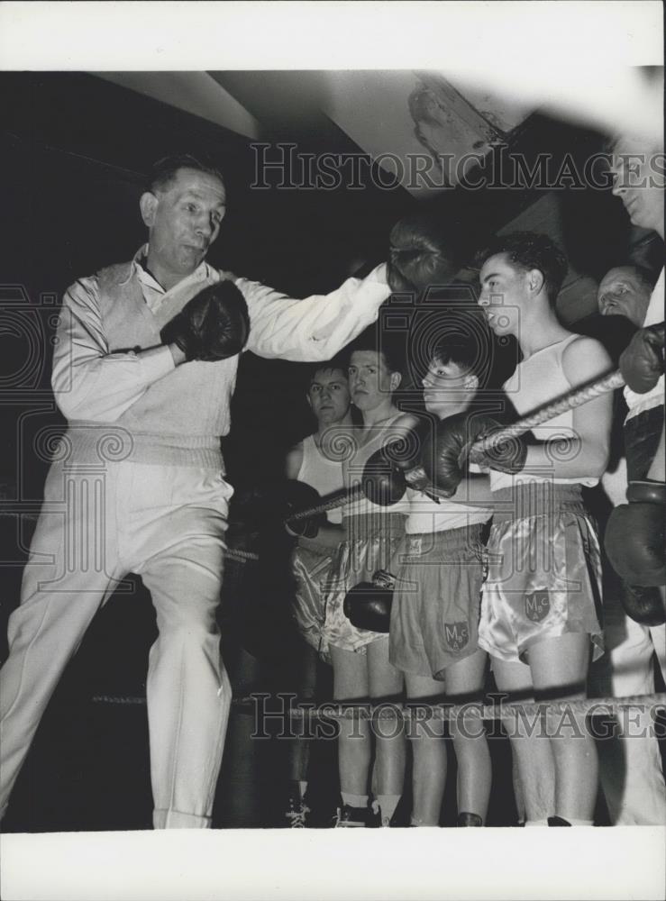 Press Photo Andy Newton,blind boxing coach and students - Historic Images