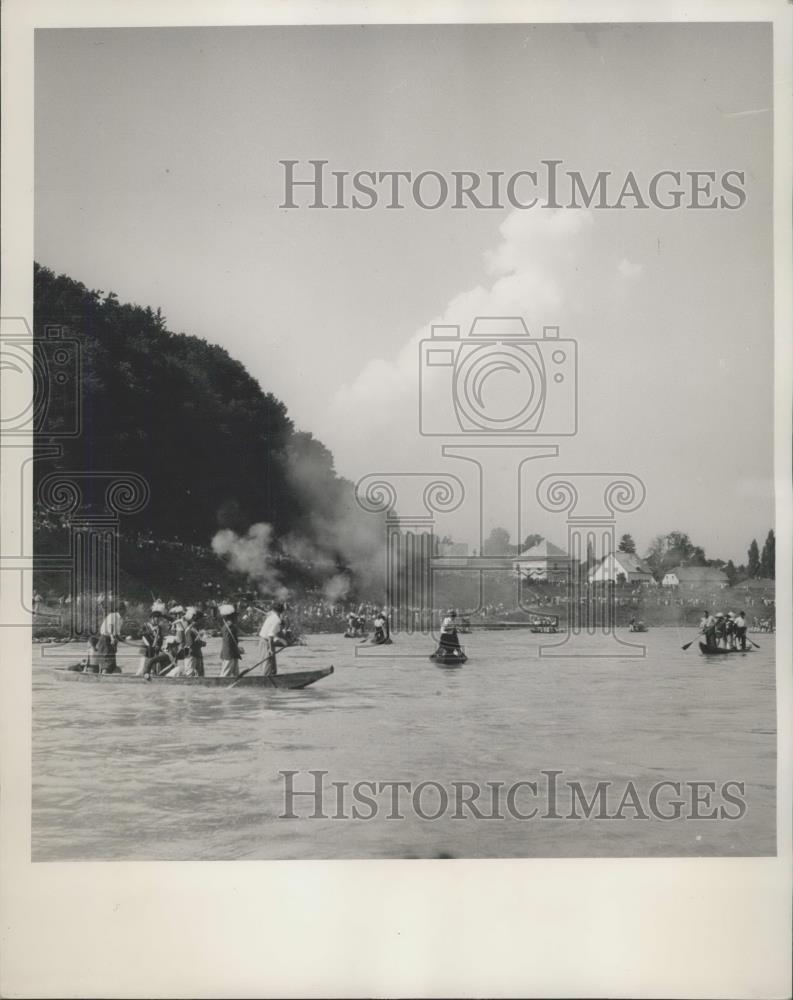 Press Photo Pirate Fighting On Salzach River,Anniversary celebration - Historic Images