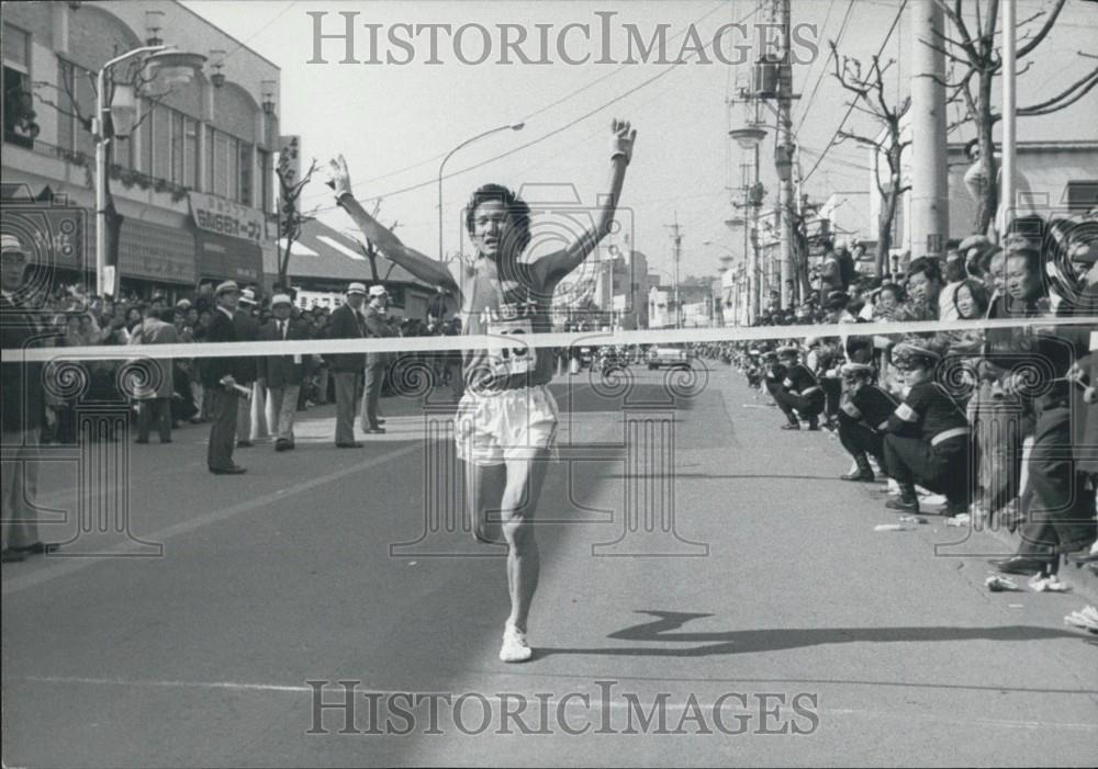 Press Photo unprecedented 10,700 Runners old and young men and women Ome Marath - Historic Images