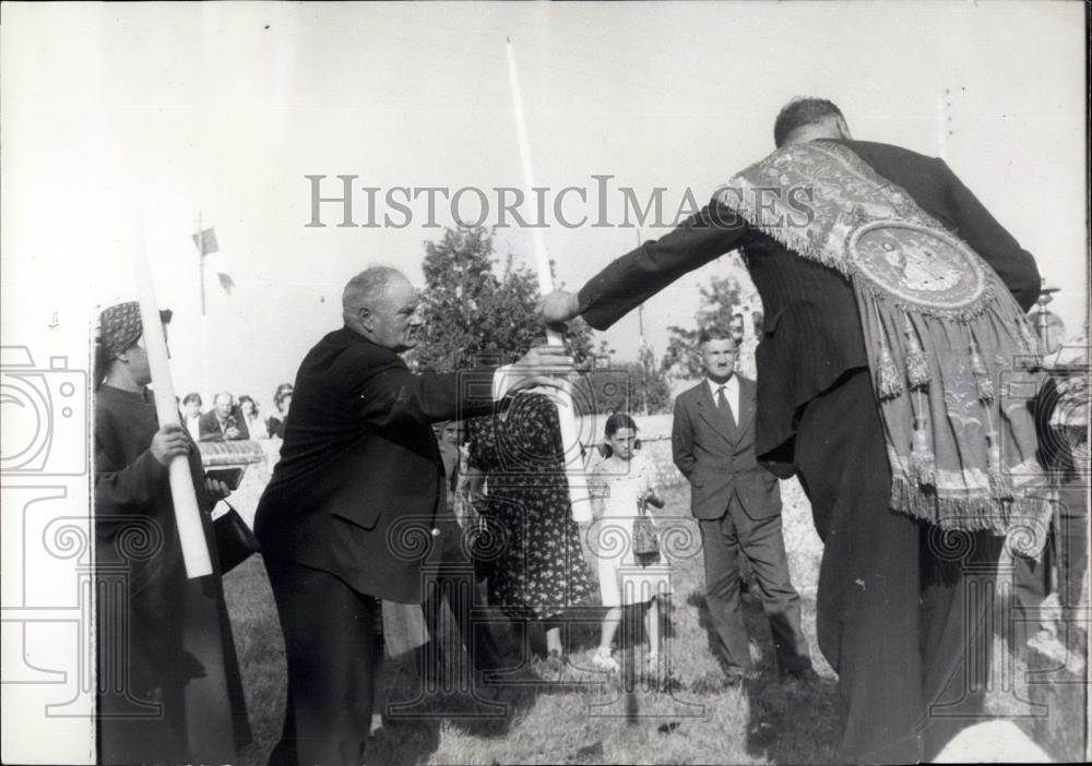 Press Photo Old Custom Revived Normandy Auctioneer Hands Over Candle To Bidder - Historic Images