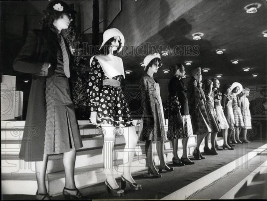 1972 Press Photo ten Fashion school present their version of "Champ Elysees" - Historic Images