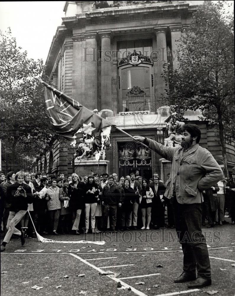 1960 Press Photo Anti-Vietnam war demonstration march in London - Historic Images