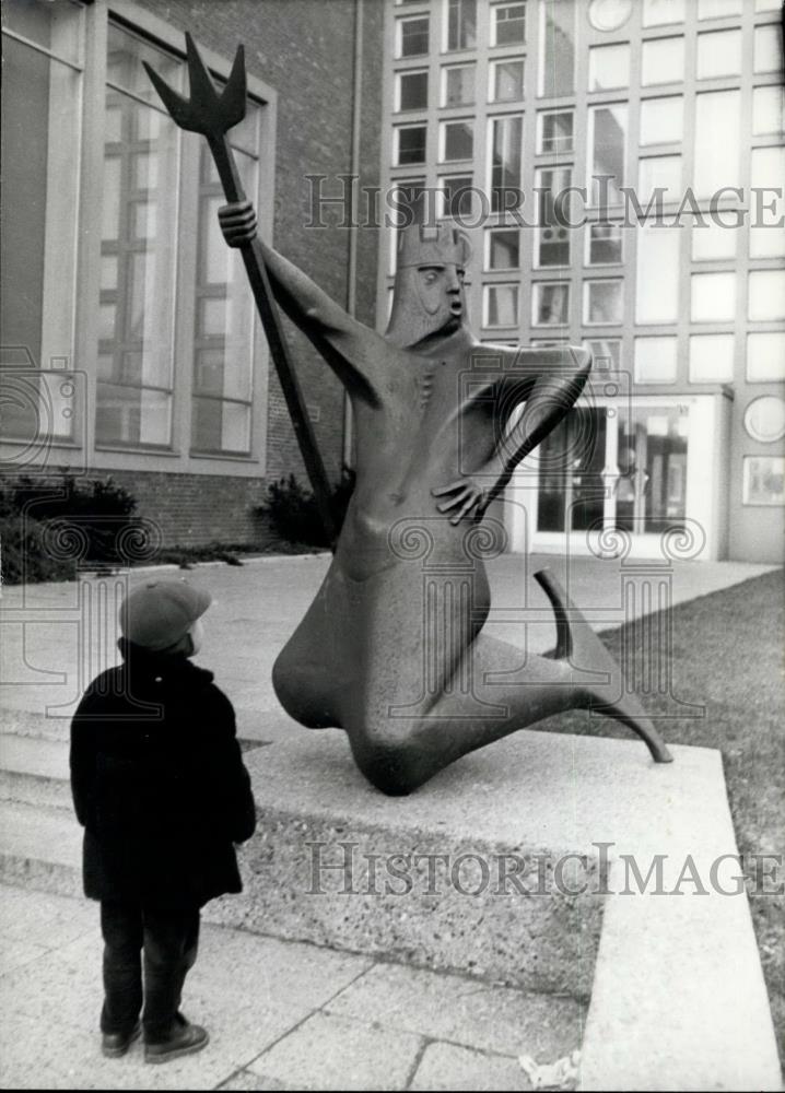 1960 Press Photo Neptun the Devine Guardsman at Naval School in Germany - Historic Images