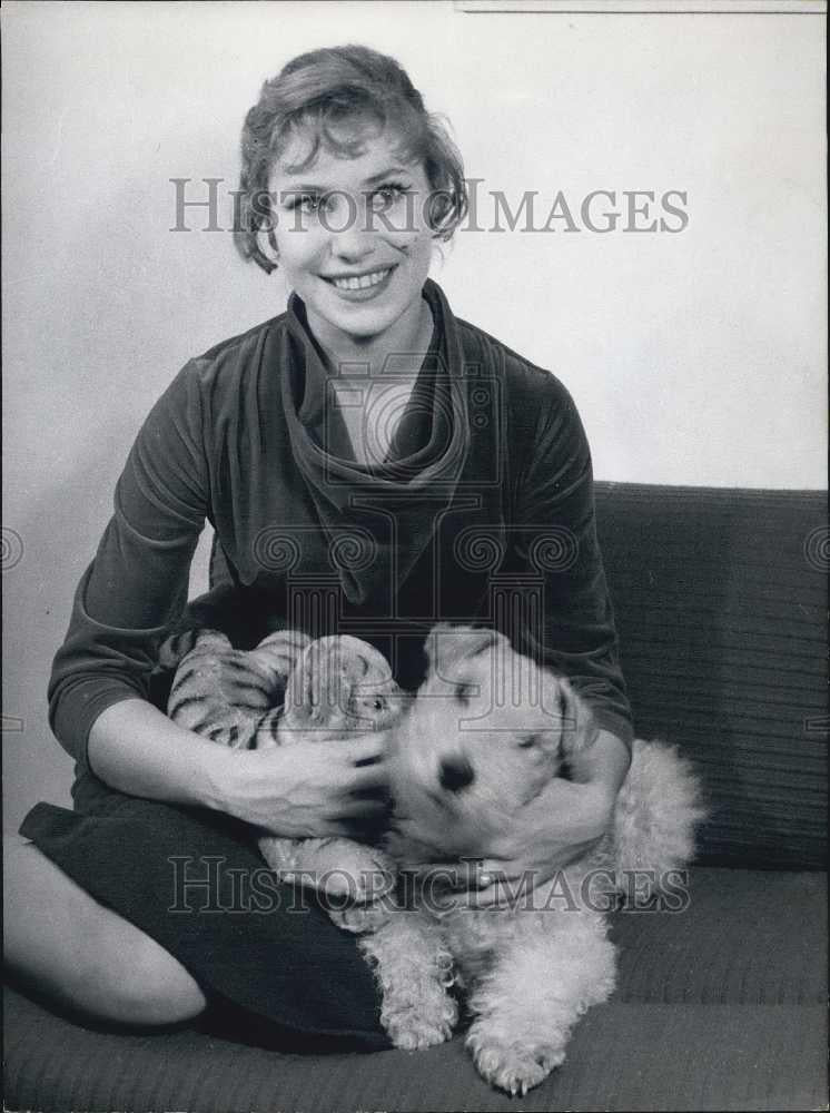 Press Photo Kay Fischer. Versatile Blouse. - Historic Images