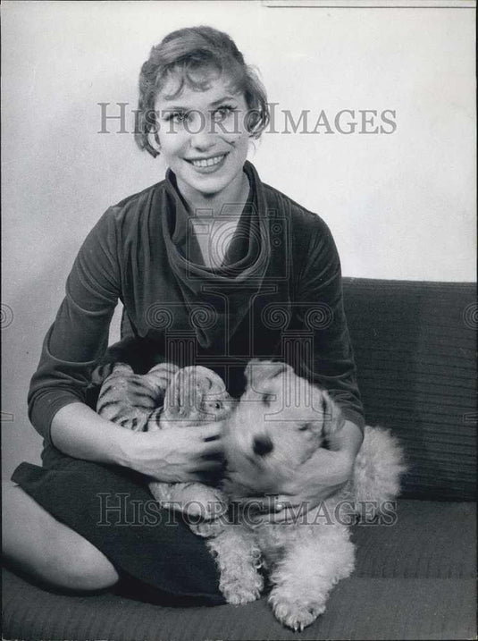 Press Photo Kay Fischer. Versatile Blouse. - Historic Images