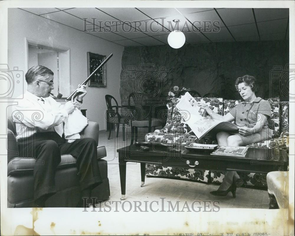 Press Photo A Man And A Woman Relax In Cave-Like Home - Historic Images