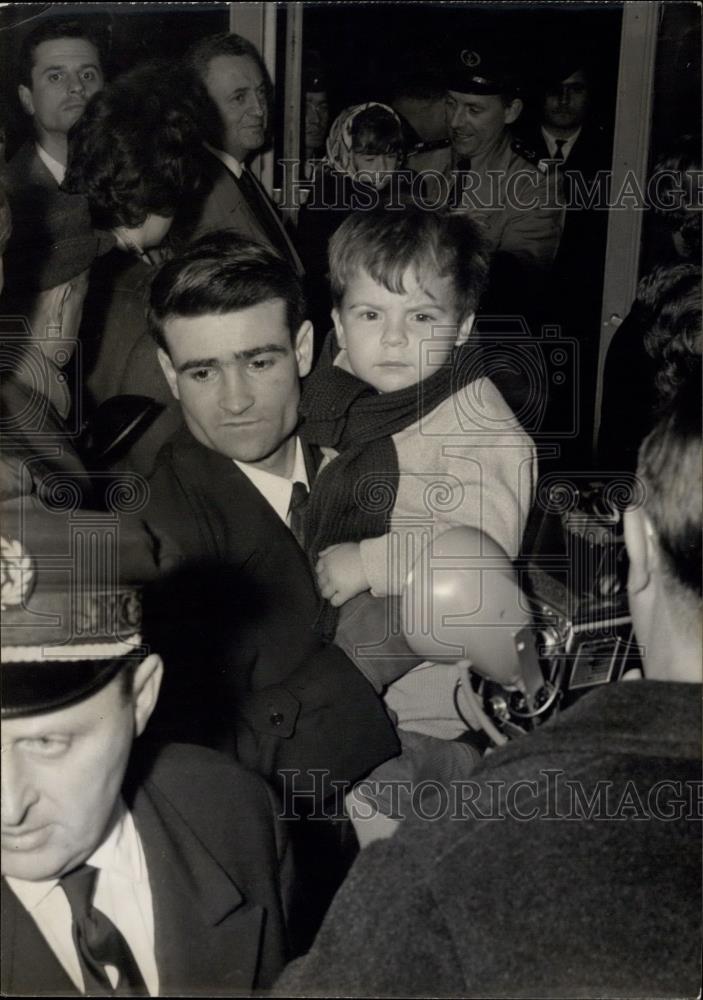 1960 Press Photo Survivors of Agadir Earthquake Arrive in Paris - Historic Images