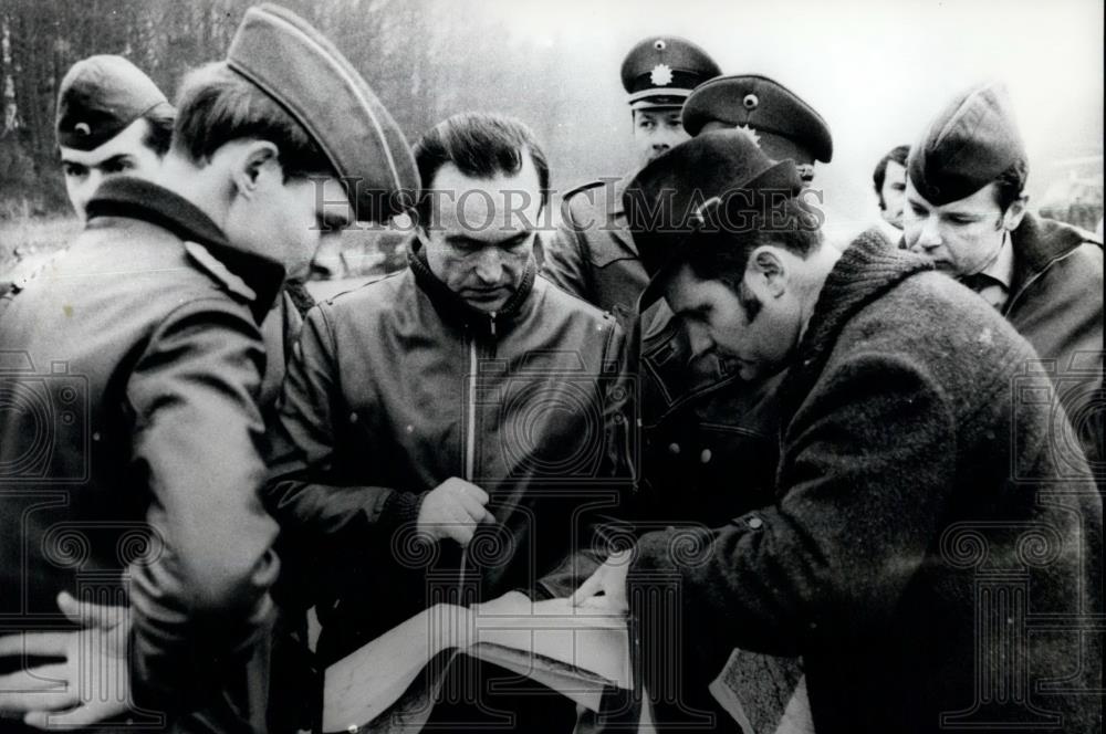 1971 Press Photo Police Search for the Cologne Bankrobbers-After Farm Search - Historic Images