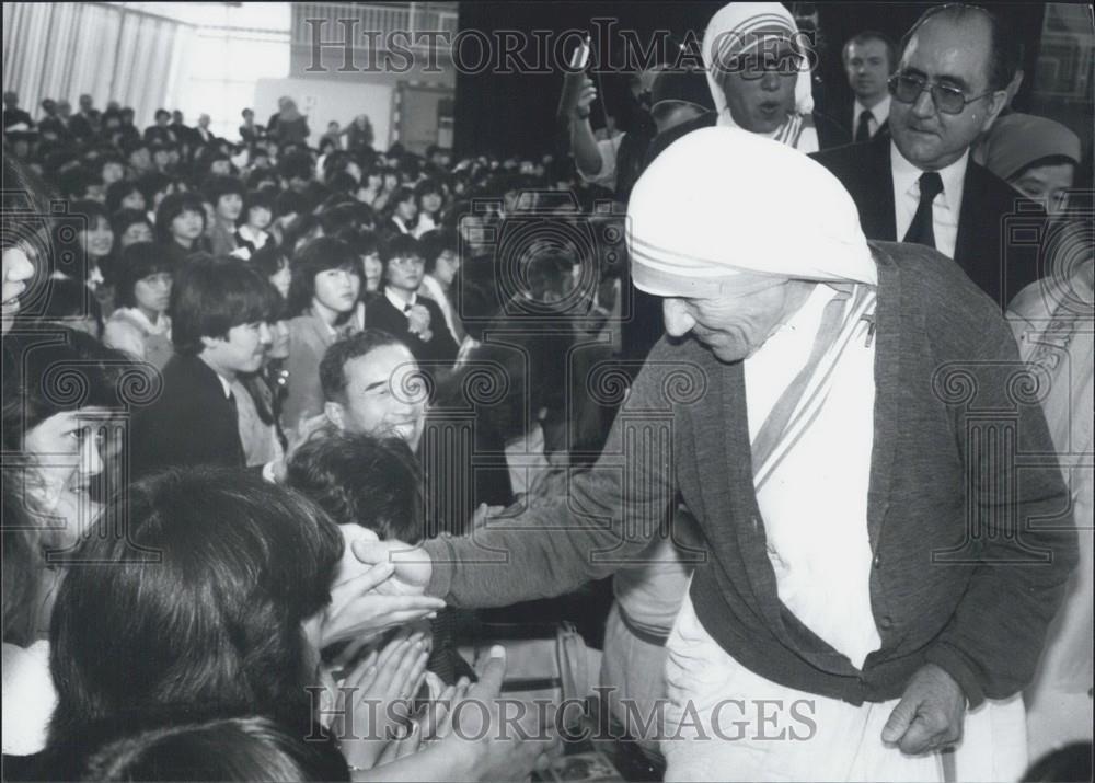 Press Photo Mother Theresa Greeting Crowds In Asia - Historic Images