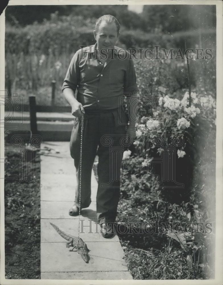 1955 Press Photo Tiny crocodile on a leash - Historic Images