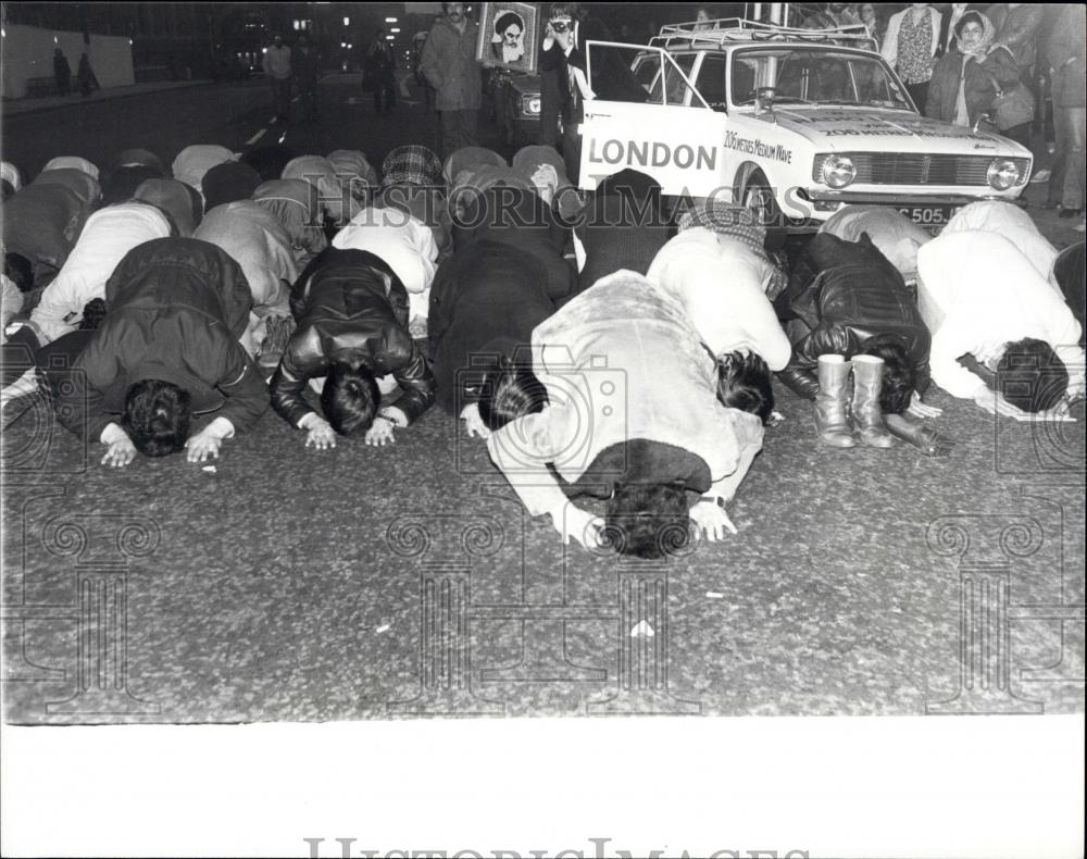 Press Photo Iranian students praying to Mecca - Historic Images